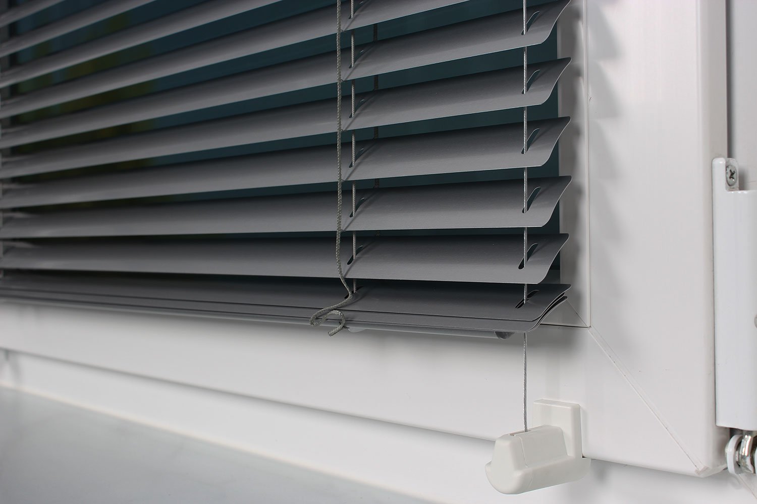 Jalousie auf Maß - Maßanfertigung - Breite bis 100 cm x Höhe bis 240 cm - Farbe: Silber - Montage: Klemmflex® Klemmträger - mit Seitenführung - Bedienung: Wendestab und Zugschnur