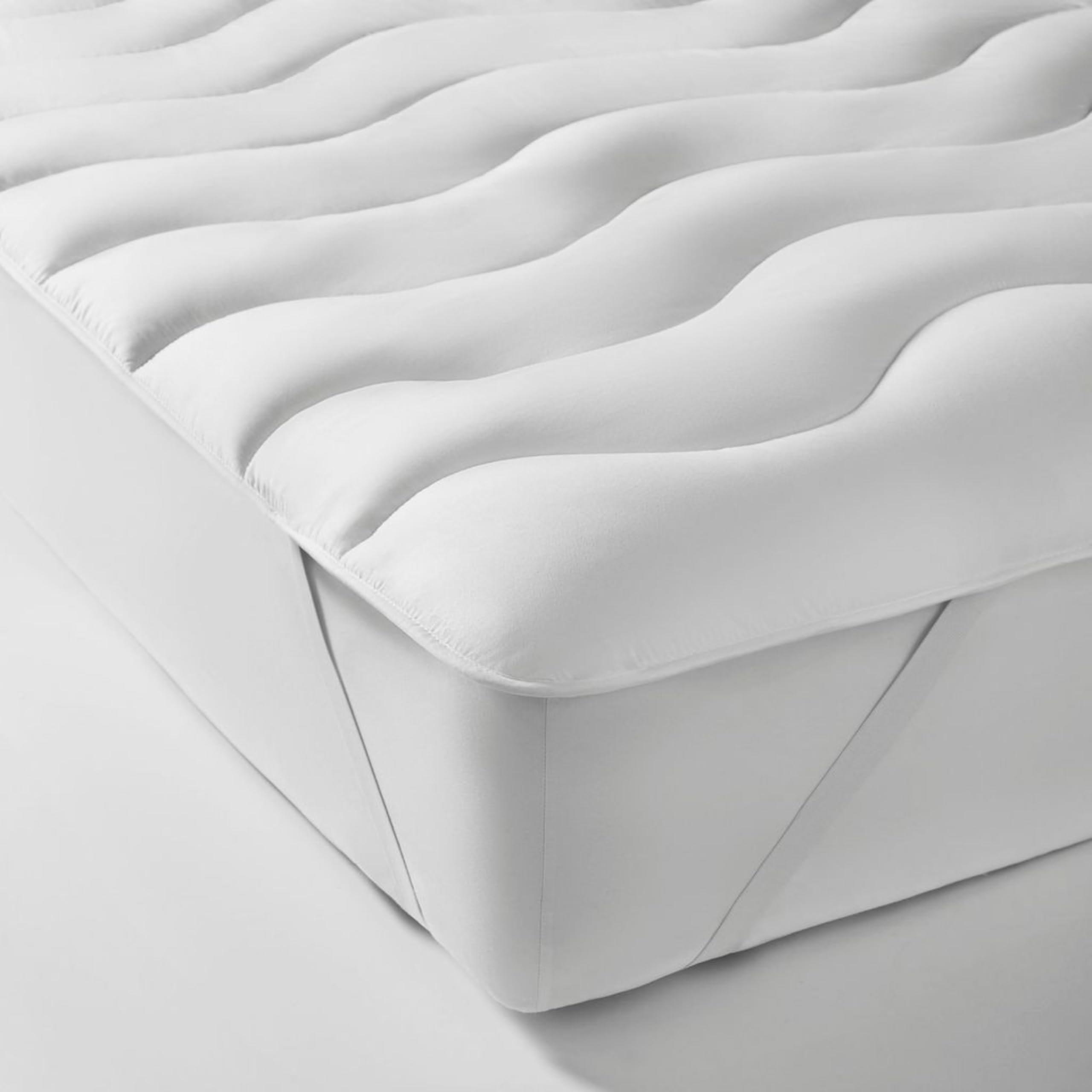 The Fine Bedding Company Spundown Mattress Enhancer – Double Bed Mattress Topper with Recycled Eco Smartfil® and Peach Soft Cover, Hypoallergenic and Washable Luxury Topper – Double