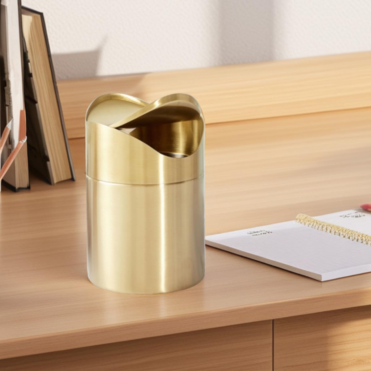 NUOBESTY Mini Poubelle de Bureau en Inox Doré avec Couvercle Corbeille à Papier Compacte pour Bureau et Voiture Poubelle de Table Multifonction pour Petits Espaces Recyclage et