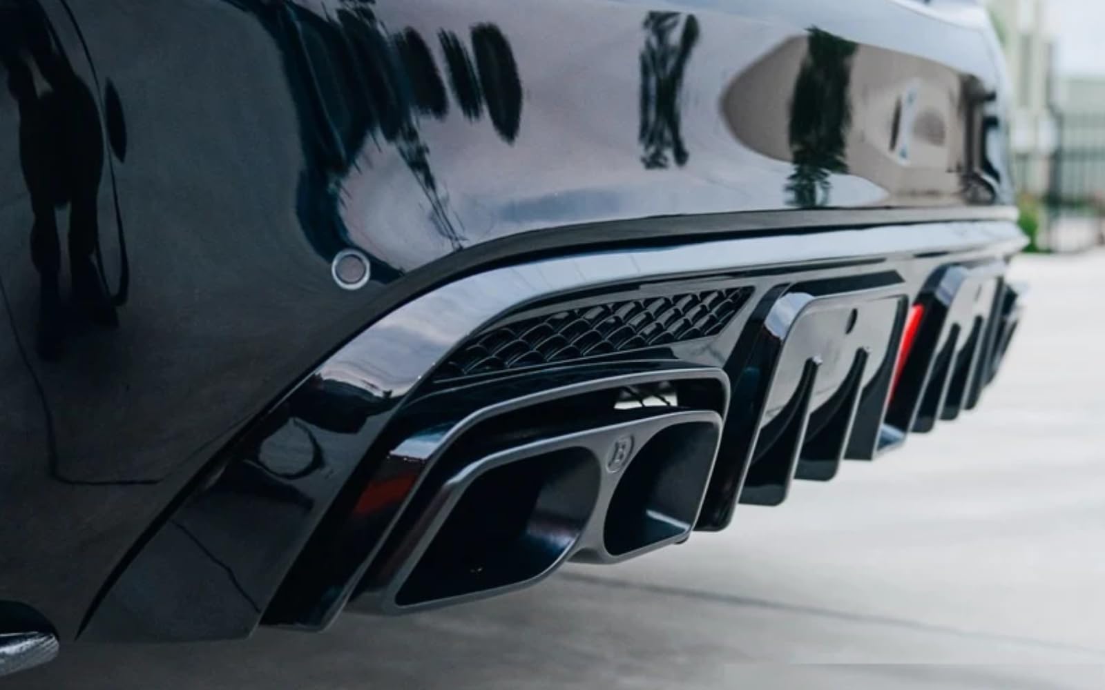 Mptuned Diffusore posteriore lucido nero con paralumi di scarico e luce da corsa, compatibile con Mercedes-Benz W205 Pre-Facelift modelli AMG 2014-2020 | C200, C250, C43, C63, C63S