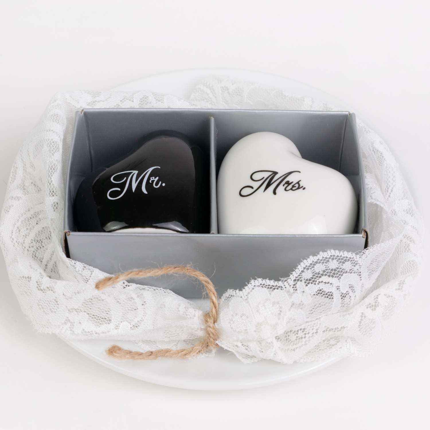 Intirilife Solniczka i Pieprzniczka w Czarno-Białym kształcie serca z napisem Mr. & Mrs. - 5 x 3.5 x 5.5 cm - Prezent, Dekoracja, Sól i Pieprz, Duo dozowników