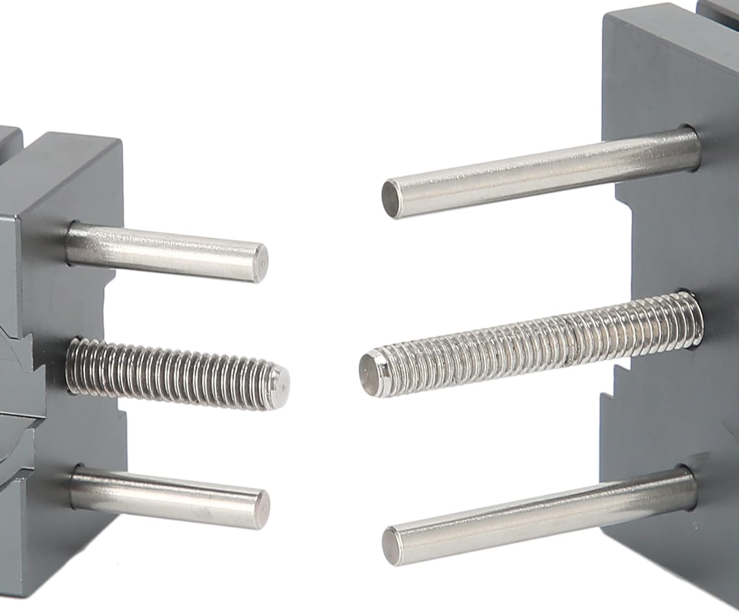 Zestaw 2 regulowanych aluminiowych uchwytów mechanizmu zegarka | Dwa stabilne szare imadła mocują zgodne mechanizmy podczas montażu, czyszczenia, regulacji i precyzyjnego serwisu.