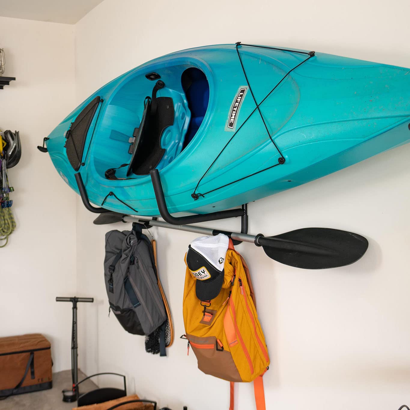 StoreYourBoard Kajakständer für Garage, Schwenkbare Kajak-Wandhalterung, flach zusammenklappbar | Kajak-Aufbewahrungsregal, Kajak-Wandhaken, schwenkbare Klapparme, Paddelhalter, hält 45,4 kg