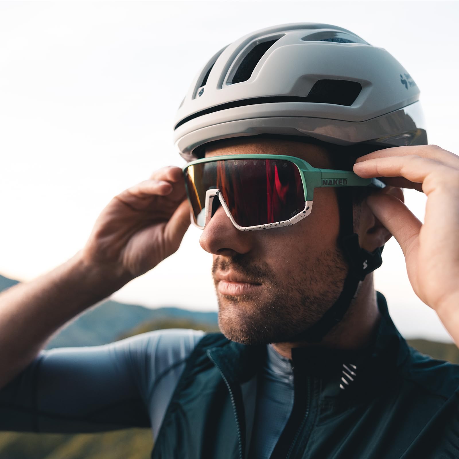NAKED Optics Sportbrille für Damen & Herren VOLT – Unisex Fahrradbrille für Herren & Damen mit robustem TR-90 Rahmen – Rutschfeste Schnelle Brille mit UV 400 Schutz und austauschbaren Gläsern