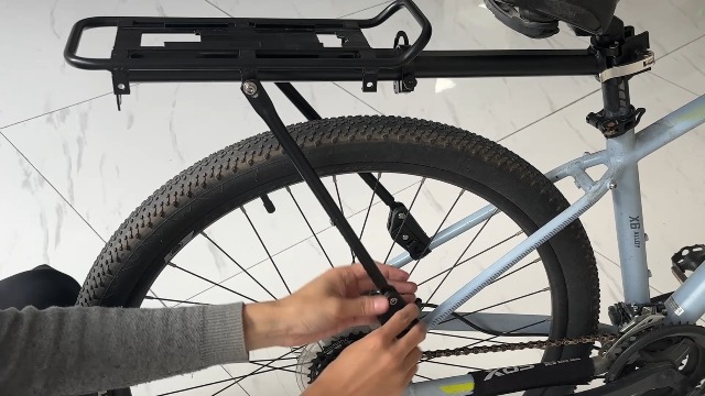 Mtb Donna 29 Portapacchi Universale Per Mountain Bike 24-29 - In Lega Di Alluminio, Portata 50 Kg, Colore Nero Portapacchi Bici 24-29 Pollici Mtb Donna 29 Portapacchi Universale Per Mountain Bike 24-29 - In Lega Di Alluminio, Portata 50 Kg, Colore Nero Portapacchi Bici 24-29 Pollici