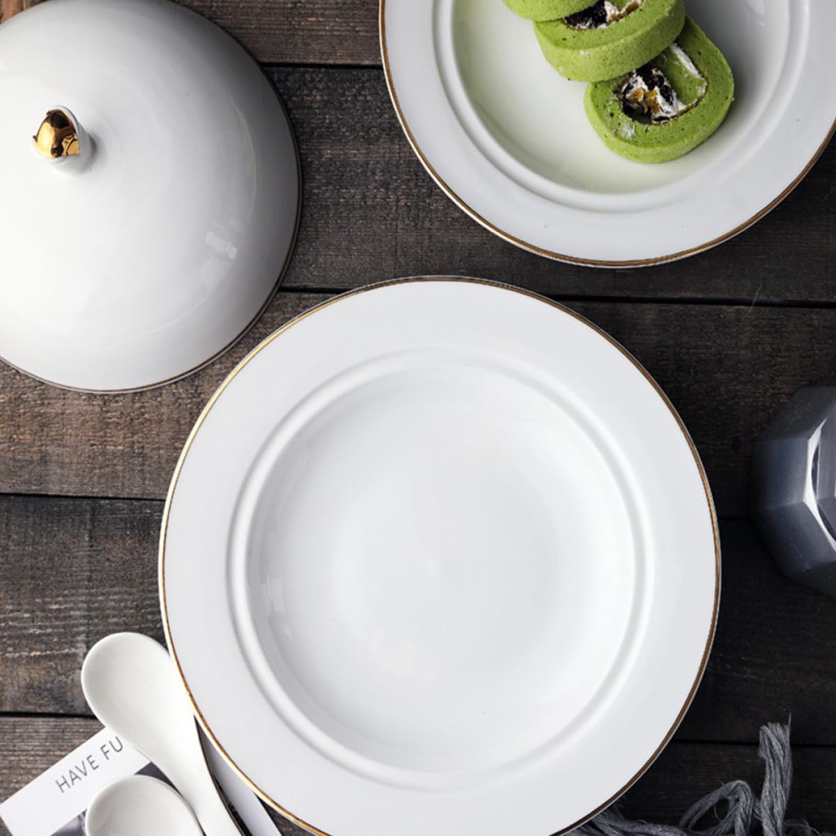 BETOOKY Piatto da Dessert in Porcellana Bianca con Rifinitura Dorata, Piatto Rotondo con Coperchio Pratico, Design Creativo per Cerimonie di Laurea e Banchetti
