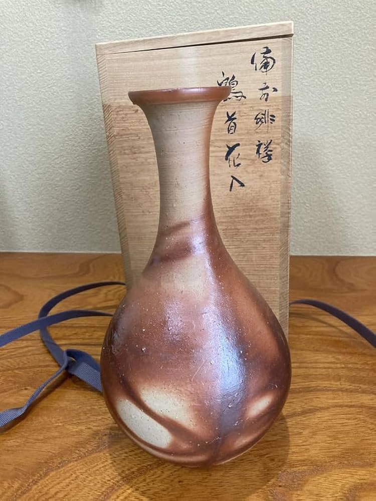 伊勢崎満作　備前焼　緋襷　鶴首花入　共箱共布栞付　備前焼花入　伊勢崎淳 伊勢崎満作 備前焼 緋襷 鶴首花入 共箱共布栞付 備前焼花入