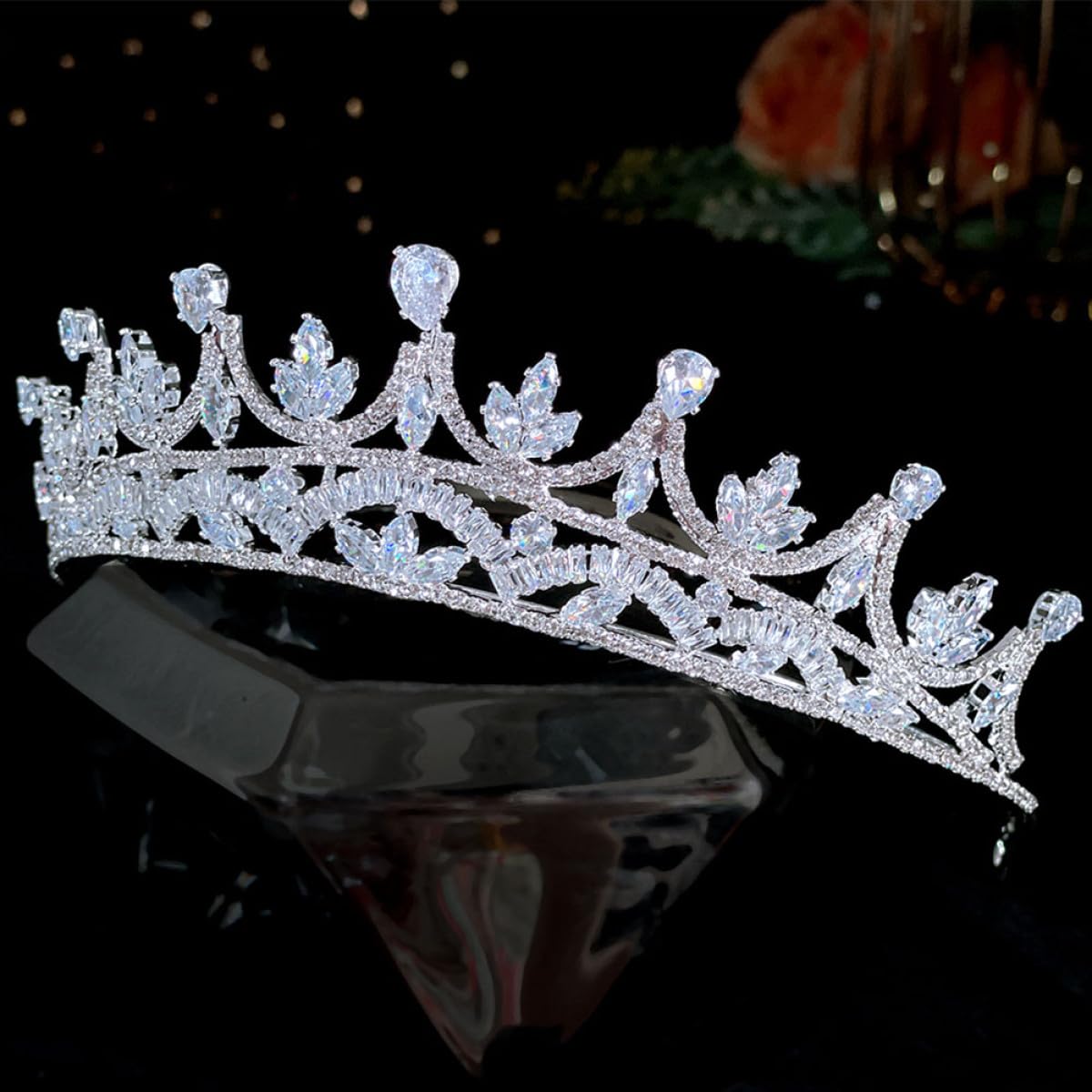 VILLCASE Elegante Hochzeitsbrautkrone aus Kupfer mit Zirkonbesatz Leichtes Silbernes Haarband für Damen für Besondere Anlässe und Kreative Fotos