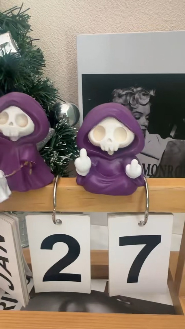 Estatua Grim Reaper con diseño dedo medio morado miniatura 7