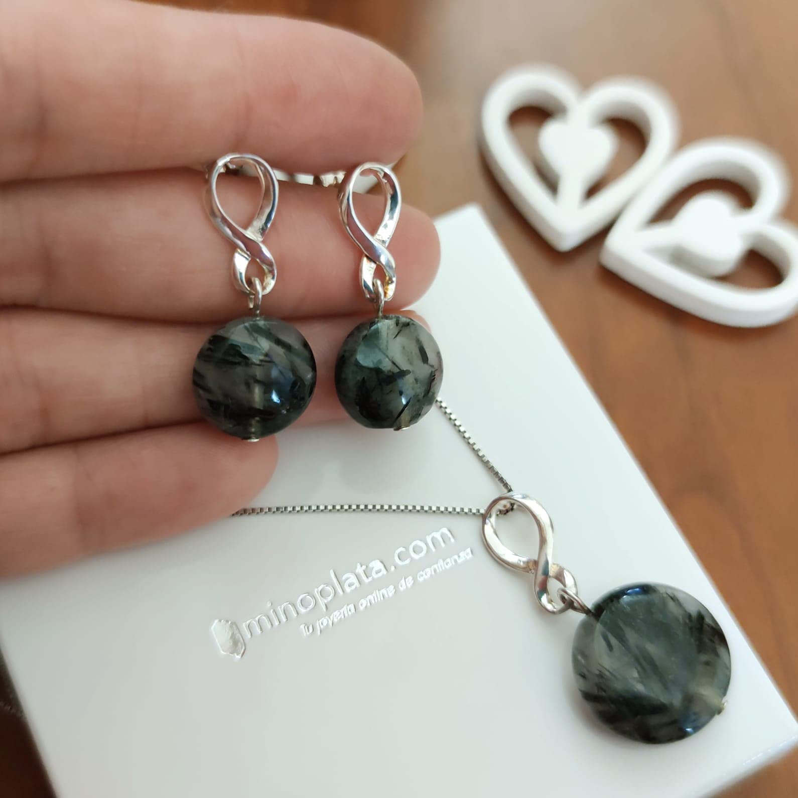 Juego Pendientes con Gargantilla de Plata y Piedra Gris es Ideal si Quieres Regalar una Joya Original a una Mujer