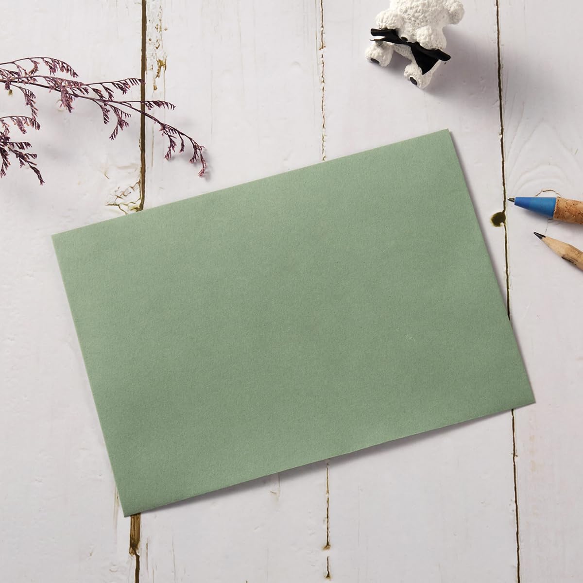 Lot de 100 enveloppes A7 avec cartes vierges colorées autocollantes 12,7 x 17,8 cm (vert sauge, A7)