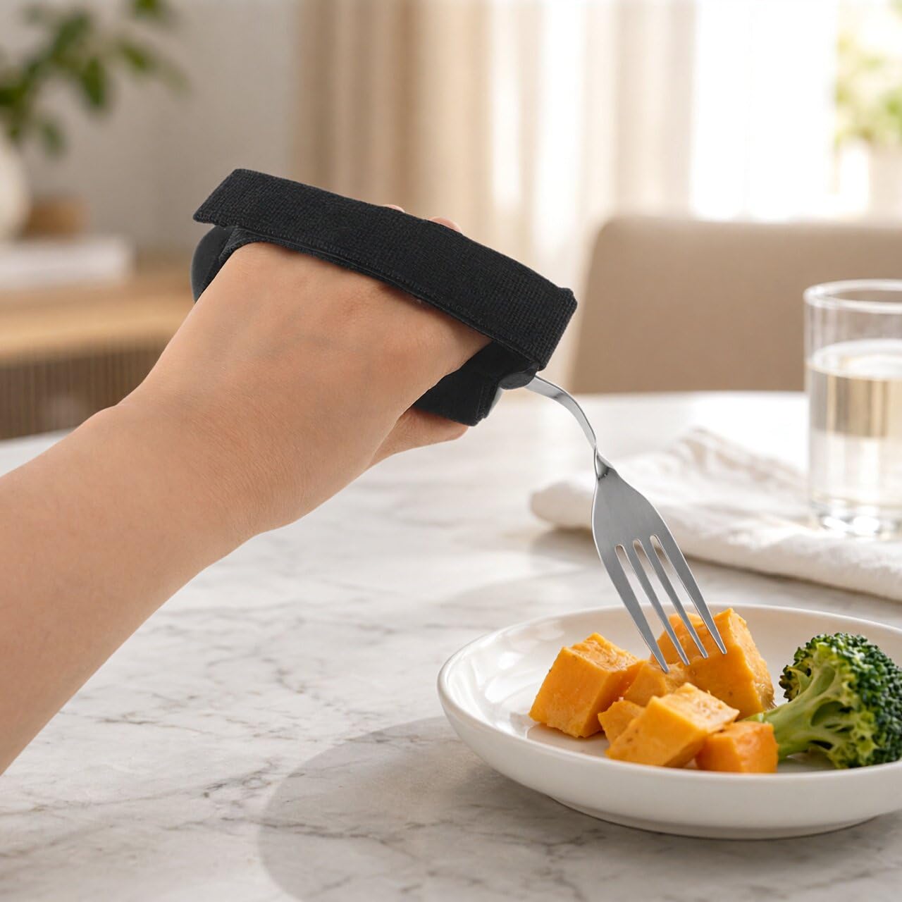 Lurrose 2 utensilios adaptados para comer: cuchara y tenedor flexibles y antideslizantes con correa para facilitar la alimentación en el hogar, ideales para personas mayores con discapacidad o