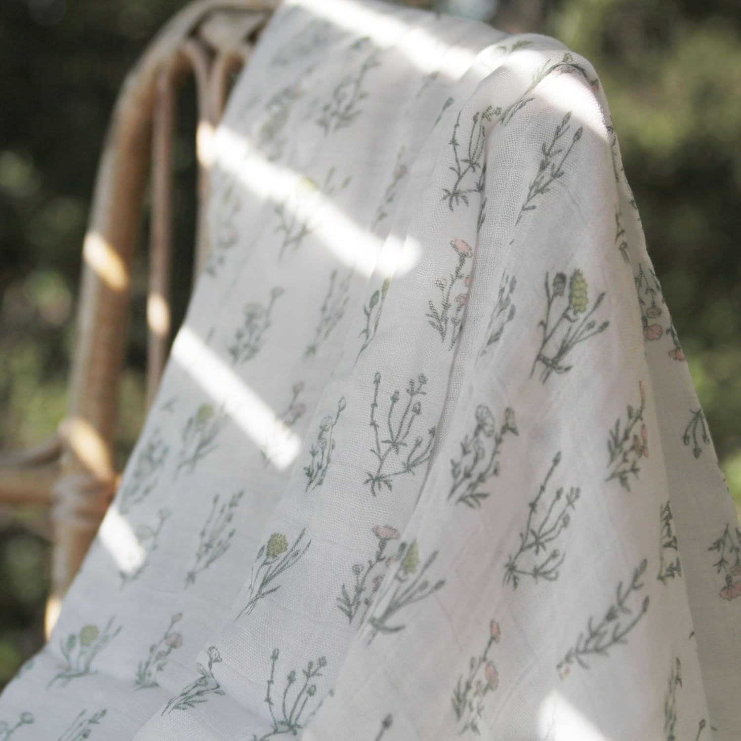 aden + anais Seidig weiche Wickeldecke, Boutique-Musselin-Decke für Mädchen und Jungen, Baby-Wickeltuch, ideales Wickelset für Neugeborene und Kleinkinder, 3 Stück, französisches Blumenmuster