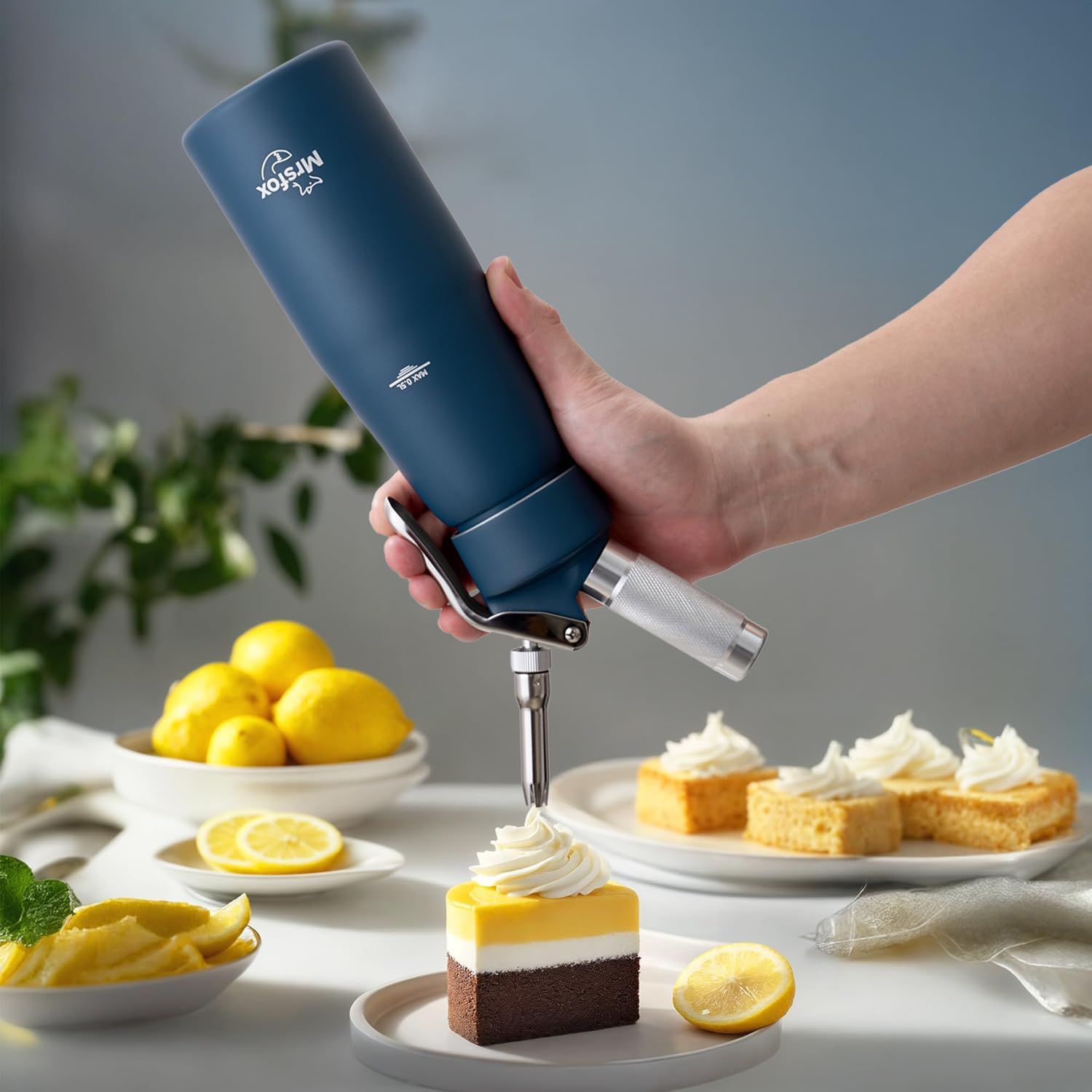 Professional Aluminum Whipped Cream Dispenser – 1 Pint / 500 mL Leak-Proof Canister – Ideal for Desserts, Coffee, Cocktails & Sauces (N₂_O Chargers Not Included) (Blue)