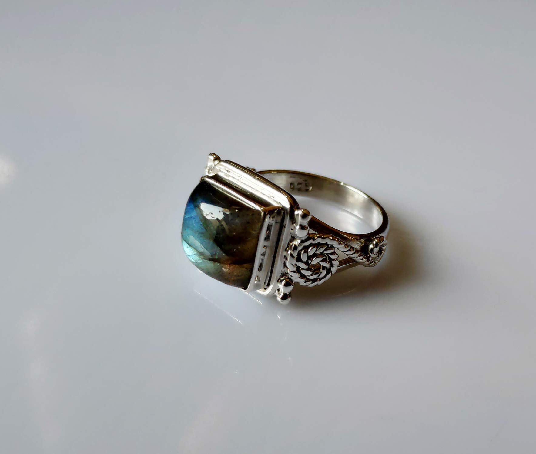 Bague en labradorite artisanale Navya, bague de promesse en argent sterling 925 faite à la main en labradorite pour femme, pierre précieuse naturelle en forme de coussin, taille de bague 44 à 64 FR