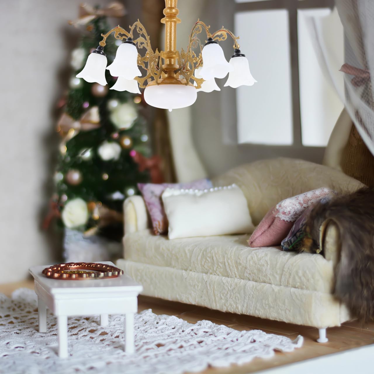 Vaguelly Miniaturowy żyrandol do domku dla lalek światło małe lampy wiszące do miniaturowych mebli piaskownicy model lampa sufitowa złota 6,5 x 6,5 x 4,5 cm