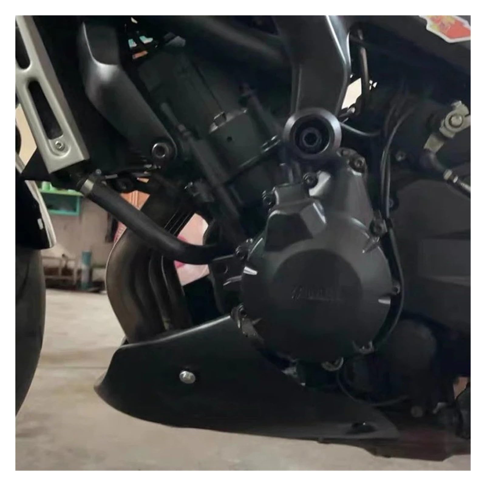 Spoiler inferiore for pancia del motore motociclistico