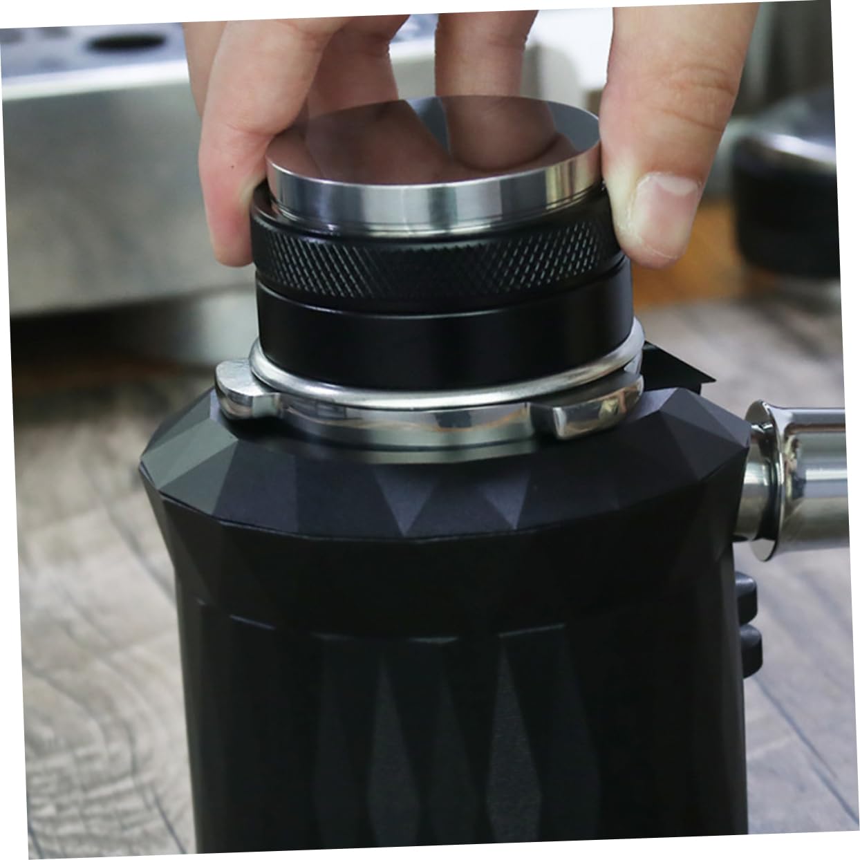 IMIKEYA Schwarzer Dosiertrichter aus Aluminiumlegierung und Edelstahl für Espresso 58mm mit Drehfunktion Professionelles Kaffeezubehör