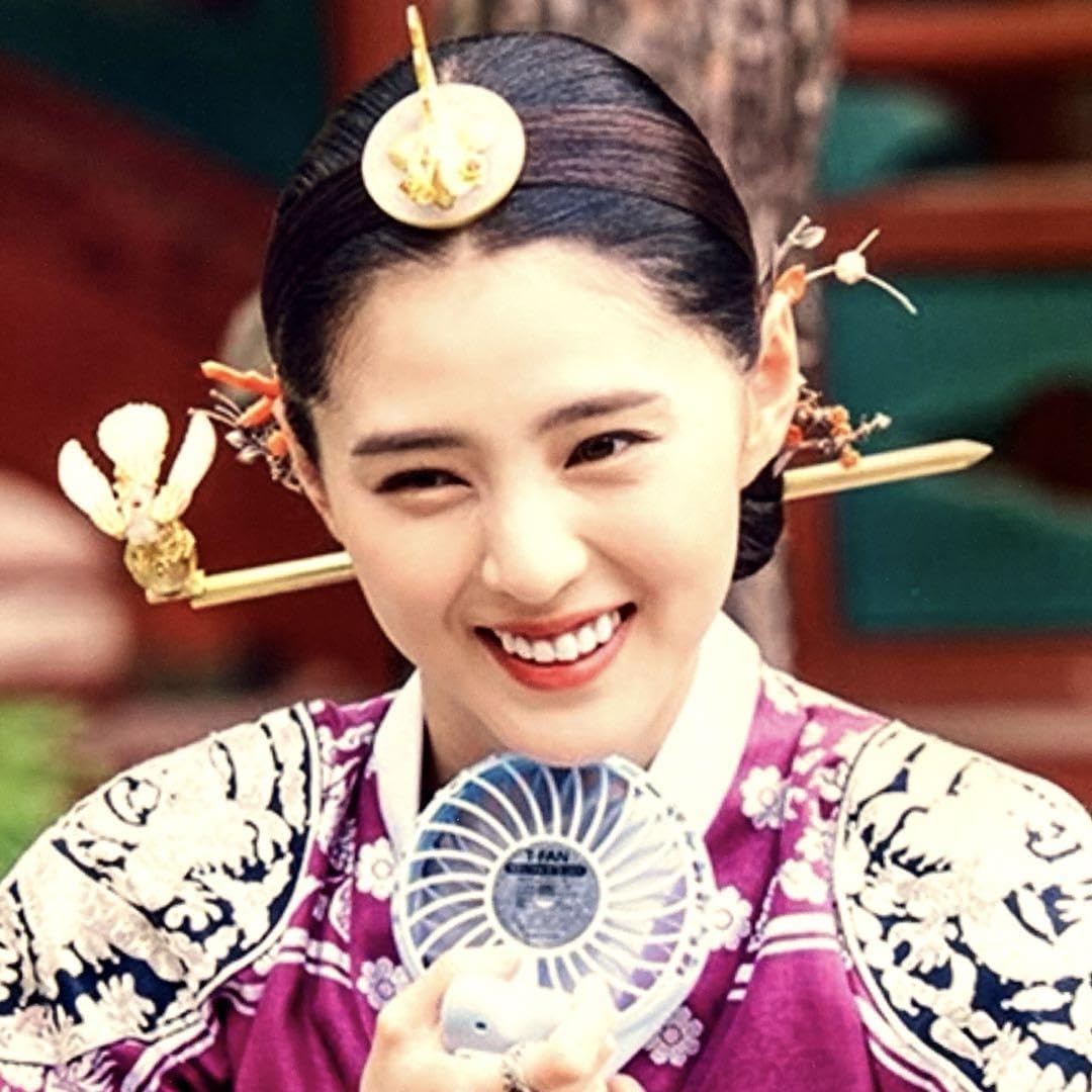 Amazon.co.jp: ハンソヒ直筆サイン入り2Lサイズ写真…Han So-hee…100日