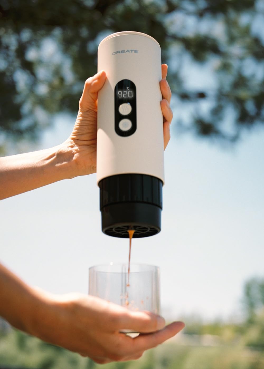CREATE / THERA MOVE/Machine à expresso portable pour capsules et café moulu blanc cassé/Préparation à chaud et à froid, 15 bars, capacité de 80 ml, 150 W