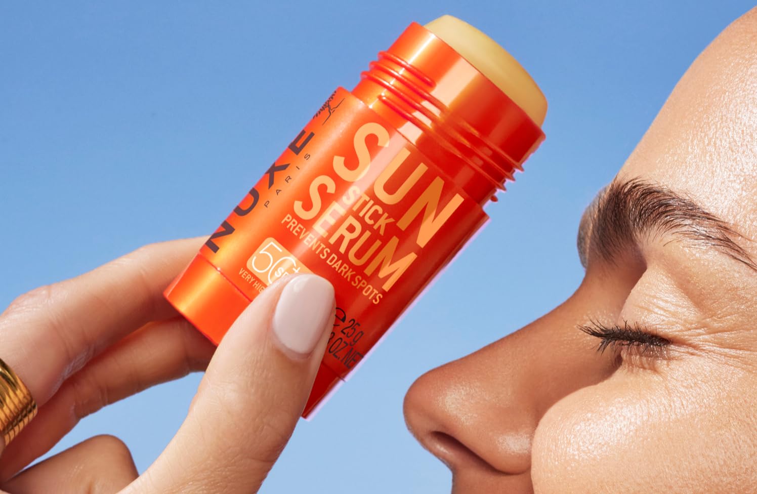 Nuxe Sun Stick Serum SPF50 25 g, niewidoczny krem przeciwsłoneczny do codziennej ochrony, z ekstraktami z ryżu i rozmarynu, wodoodporny, odporny na ciemne plamy, odporny na fotostarzenie, nietłusty i