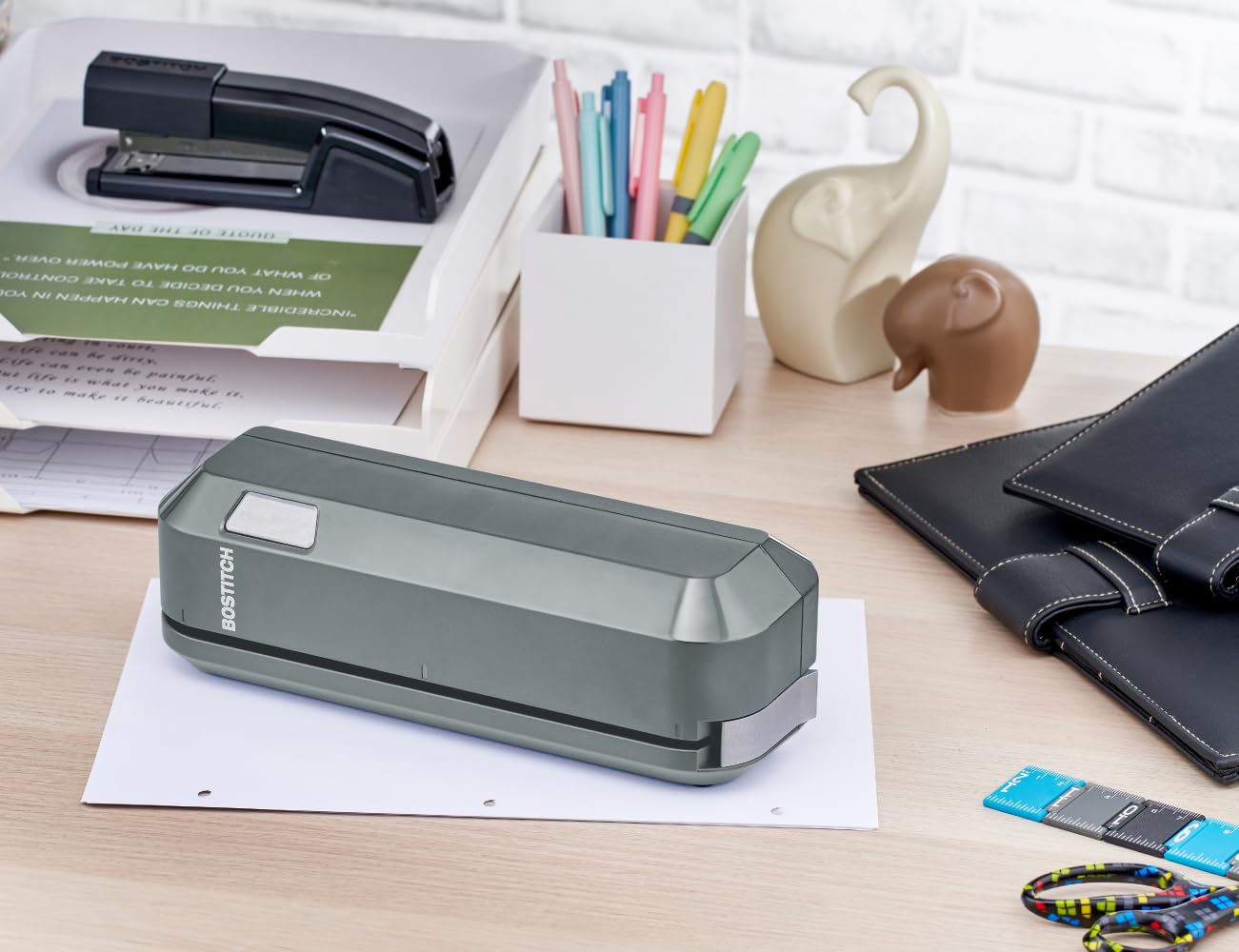 Bostitch Elektryczny dziurkacz biurkowy z 3 otworami, podwójny ładunek papieru, bardzo wytrzymały, pojemność 20 arkuszy, zasilacz sieciowy lub zasilanie bateryjne, oszczędność miejsca, szara