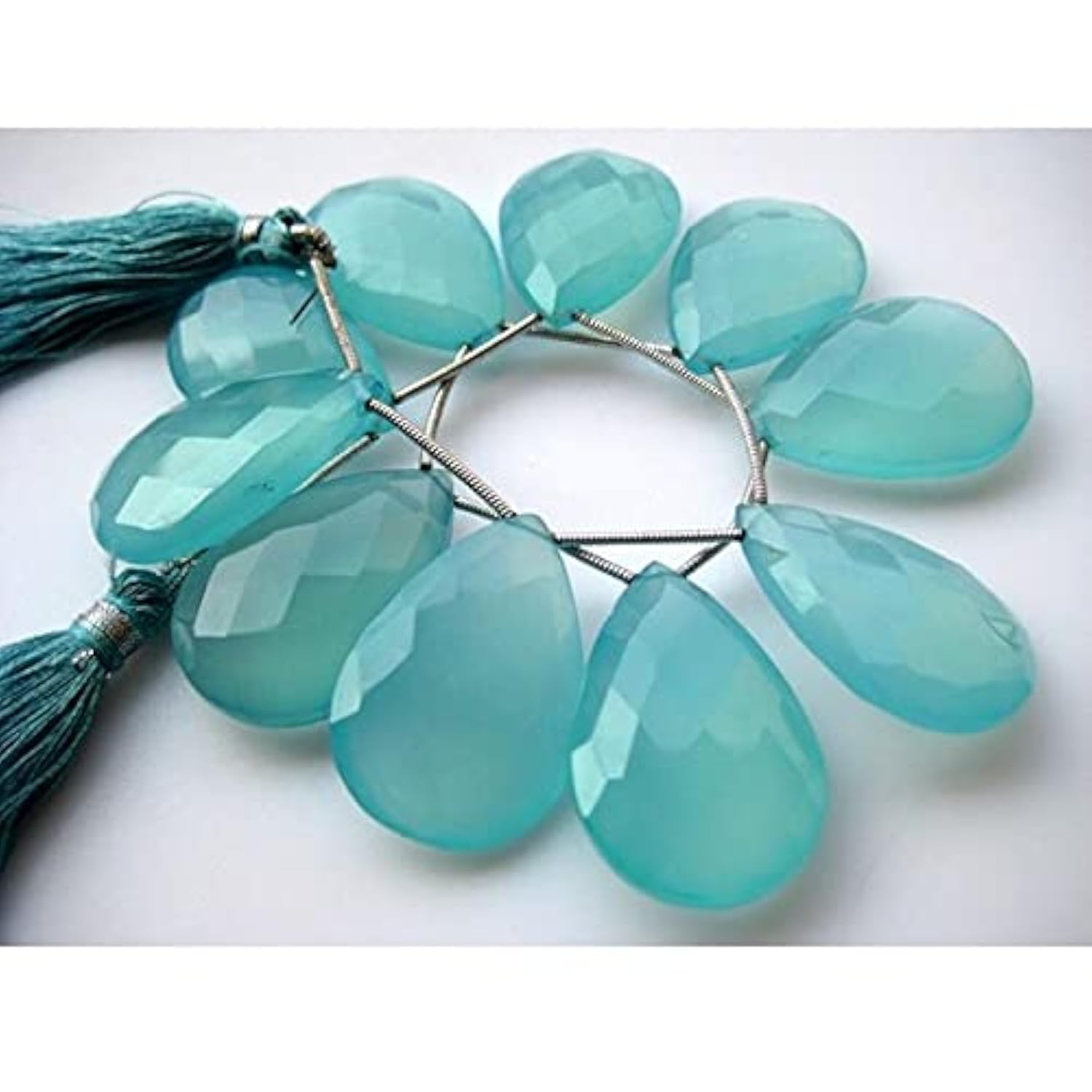 Calcédoine naturelle briolette contre les bijoux ternes avec ces grandes perles poires
