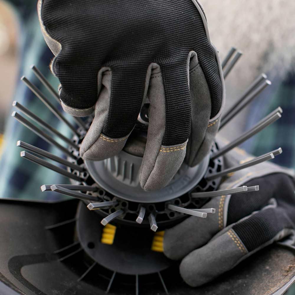 Kärcher 18 V eliminador de malas hierbas WRE 18-55, cabezal basculante con cerdas de nailon con máx. 2800 r.p.m., asa telescópica, compatible con batería de 18 V Kärcher, no incluye batería