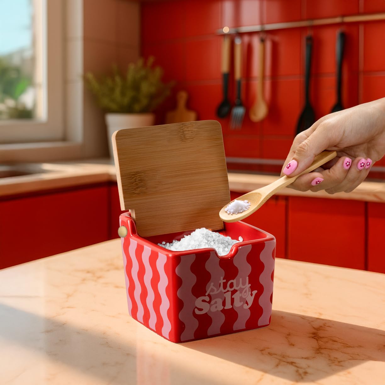 Fisura – Oryginalna solniczka z pokrywką "stay salty” różowa, duża kwadratowa ceramika z drewnianą pokrywką i łyżeczką, pojemnik na sól, cukier lub przyprawy, 10 x 10 x 9 cm