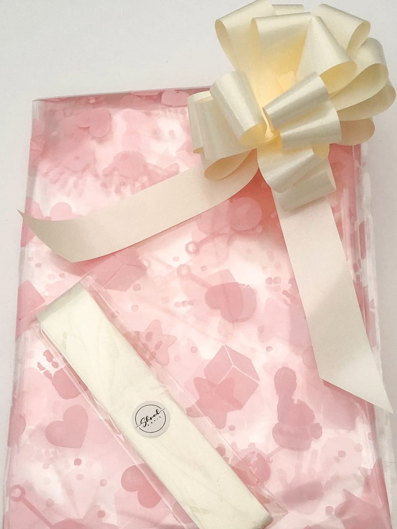 ShredAstic® Baby Print Pink Florist Cellophane wrap with 30mm Pull Bow (5 metres, ivory cream)