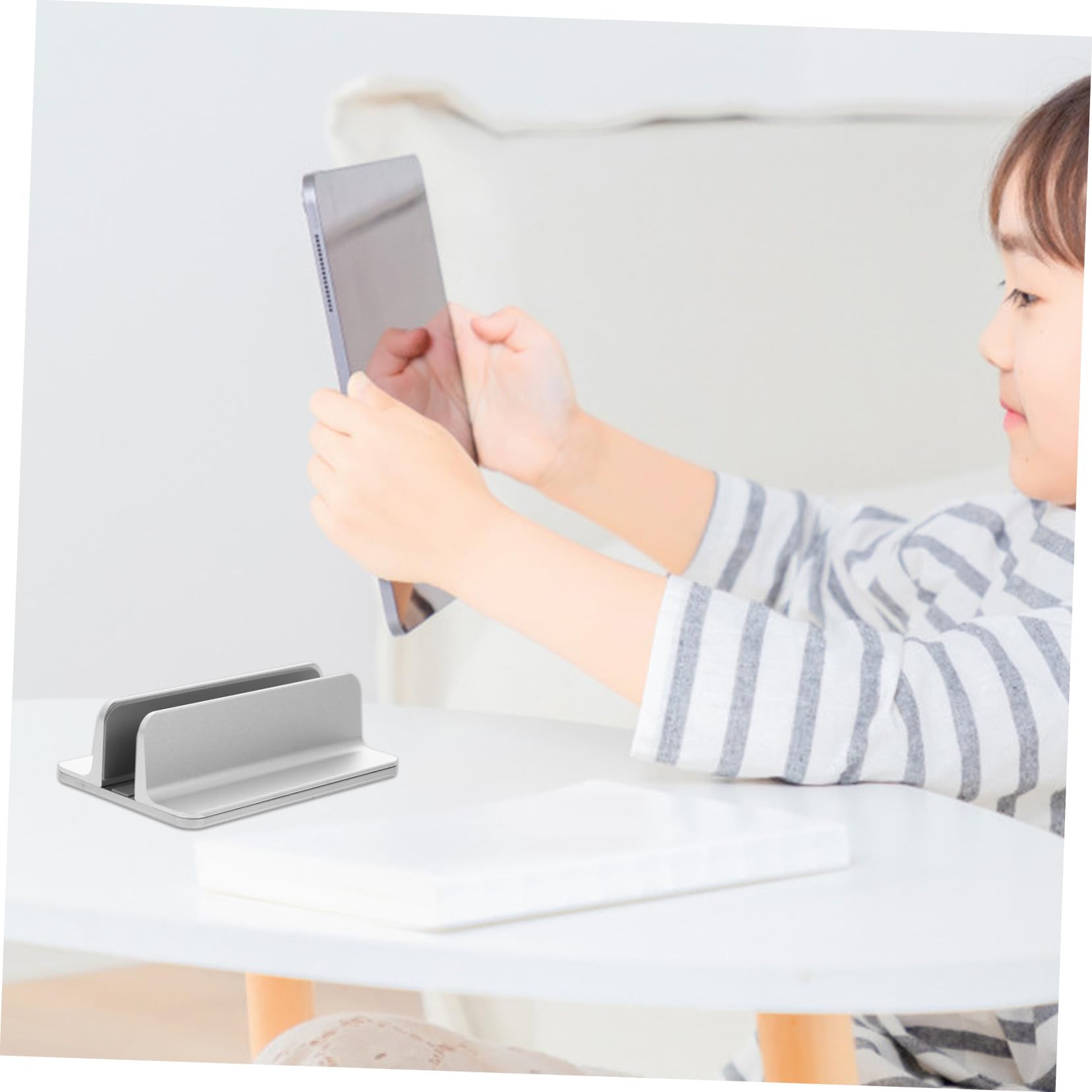 Soporte Vertical para Portátil de Ranura Única en Aleación de Aluminio | Plata, Ancho Ajustable y Base Estable, Diseño Firme Antirrayas para Escritorio