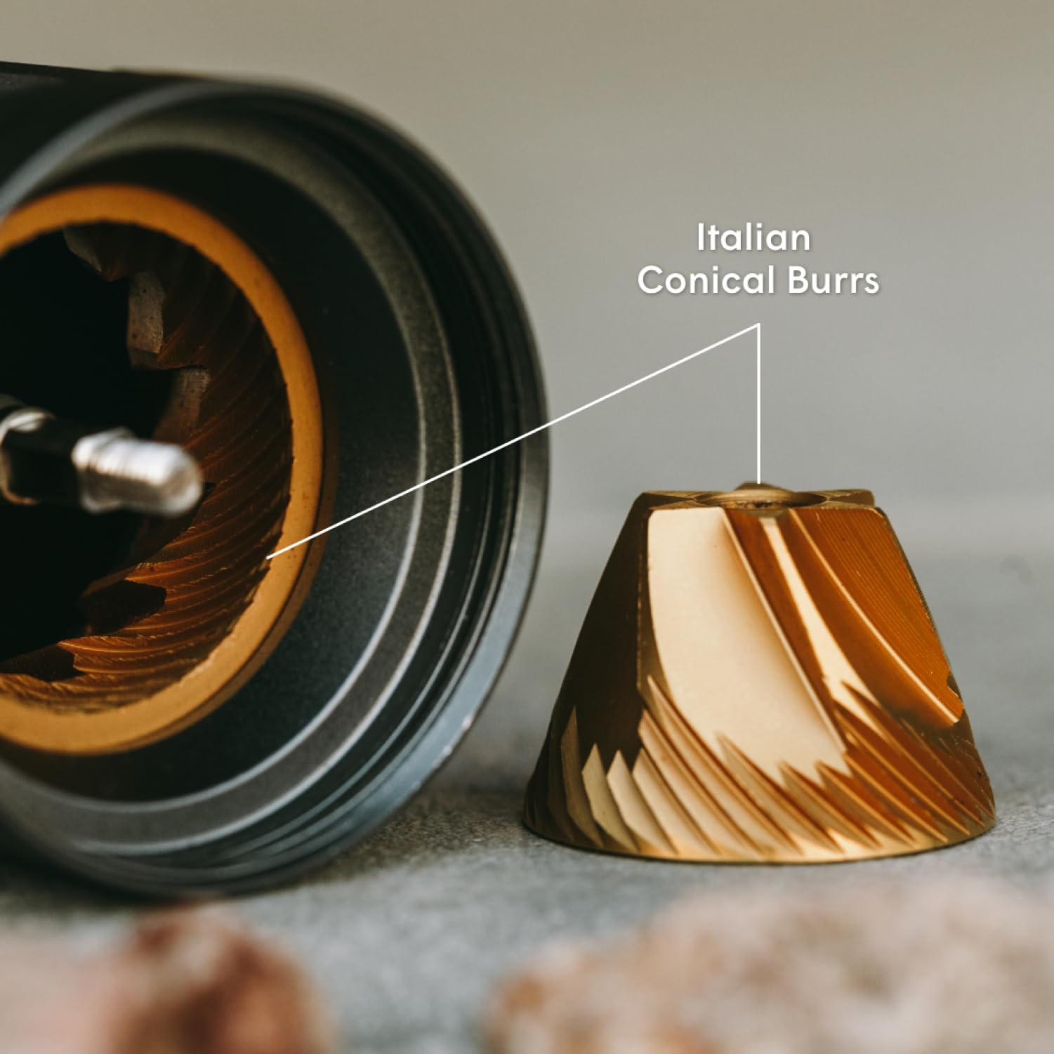 Ręczny Młynek do Kawy AeroPress - Przenośny młynek z korbką z tytanowymi żarnami stożkowymi, 60 ustawień mielenia, kompaktowy młynek podróżny do AeroPress, espresso i French Press