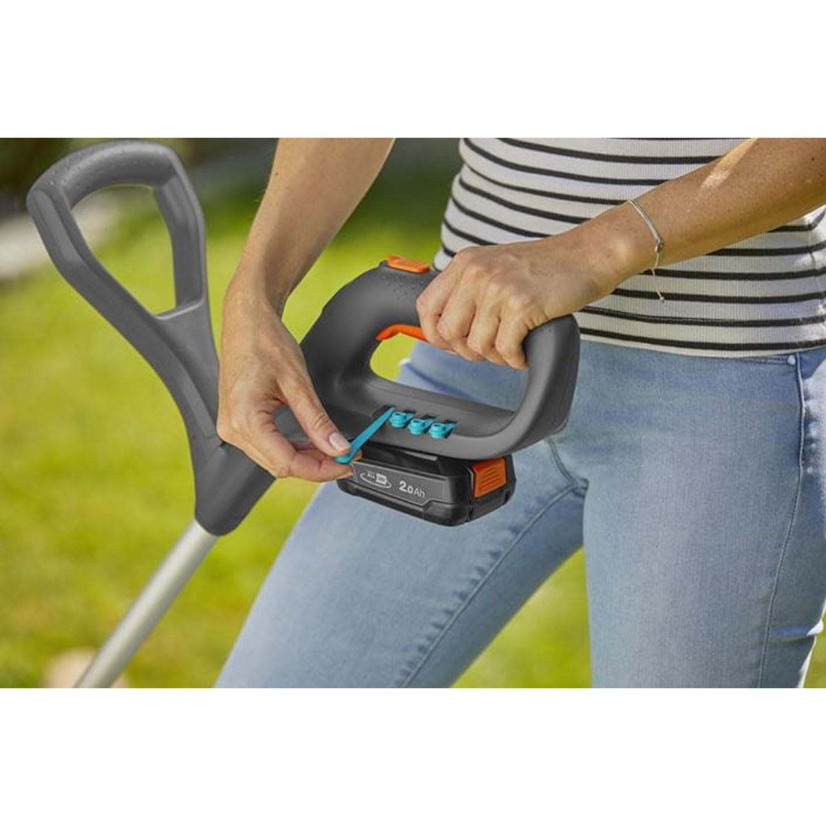 Gardena Trimmer a batteria SmallCut 23/18V P4A set pronto all’uso: trimmer con diametro di taglio di 230 mm, impugnatura ergonomica, peso ridotto, lama di ricambi integrata (14702-20)