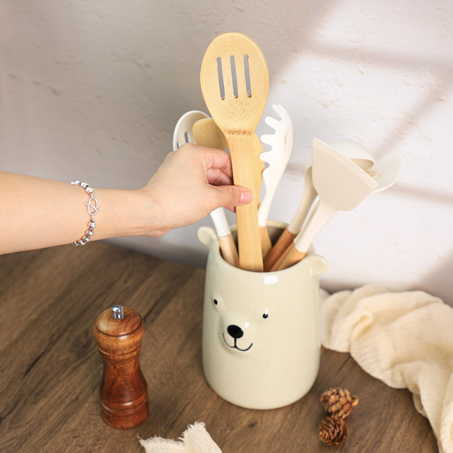 Ceramic Cartoon Animal Pattern Kitchen Utensil Holder, Large Cooking Utensil Crocks for Kitchen Countertop, Cartoon Style Utensil Organizer for Spatula, Kitchen, Home Decoration-Bear