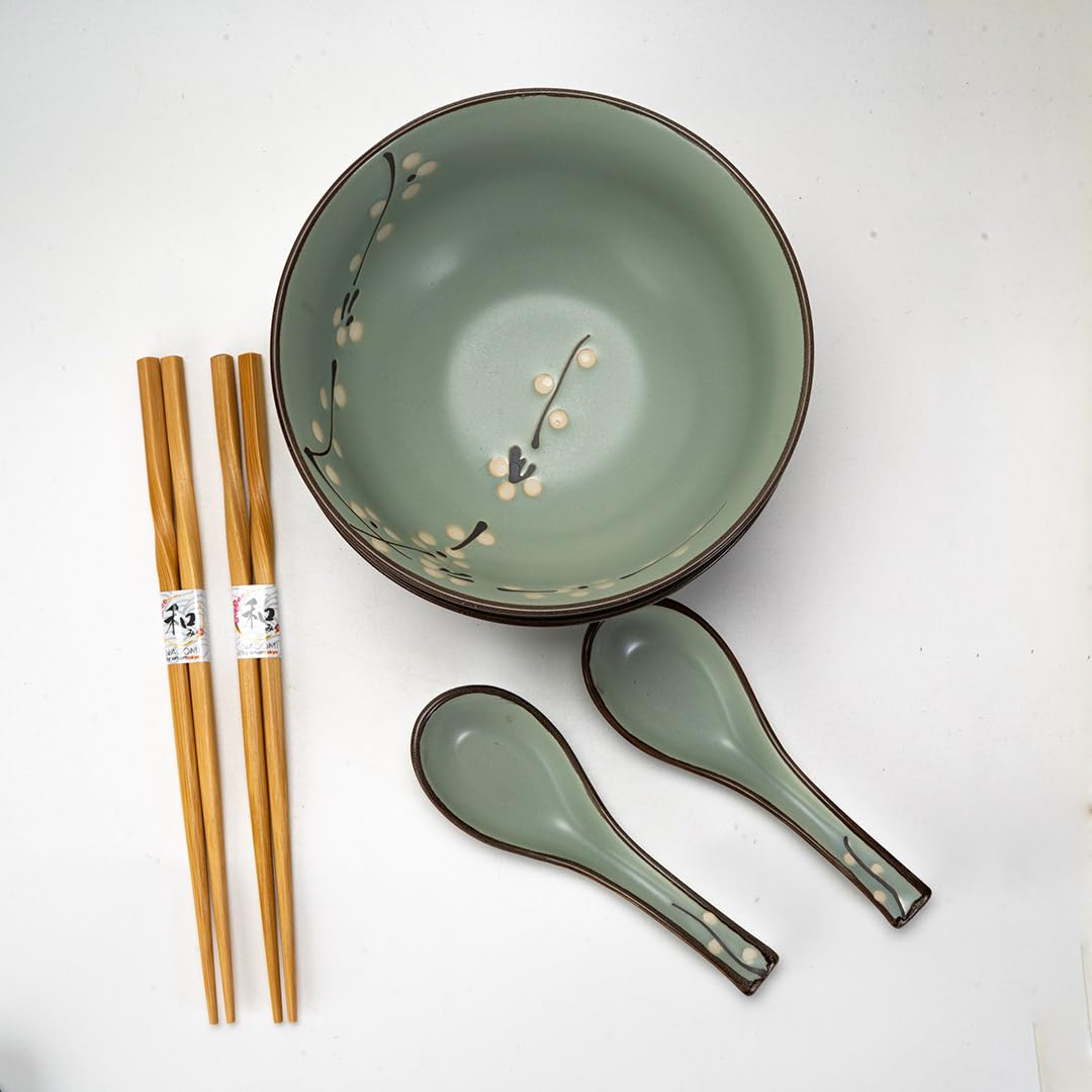 Hinomaru Collection Juego de 6 cuencos de porcelana de calidad con diseño de cerezo Sakura de 591 ml para fideos de arroz Tayo multiusos con cuchara a juego y palillos de bambú (Soshun Sakura)