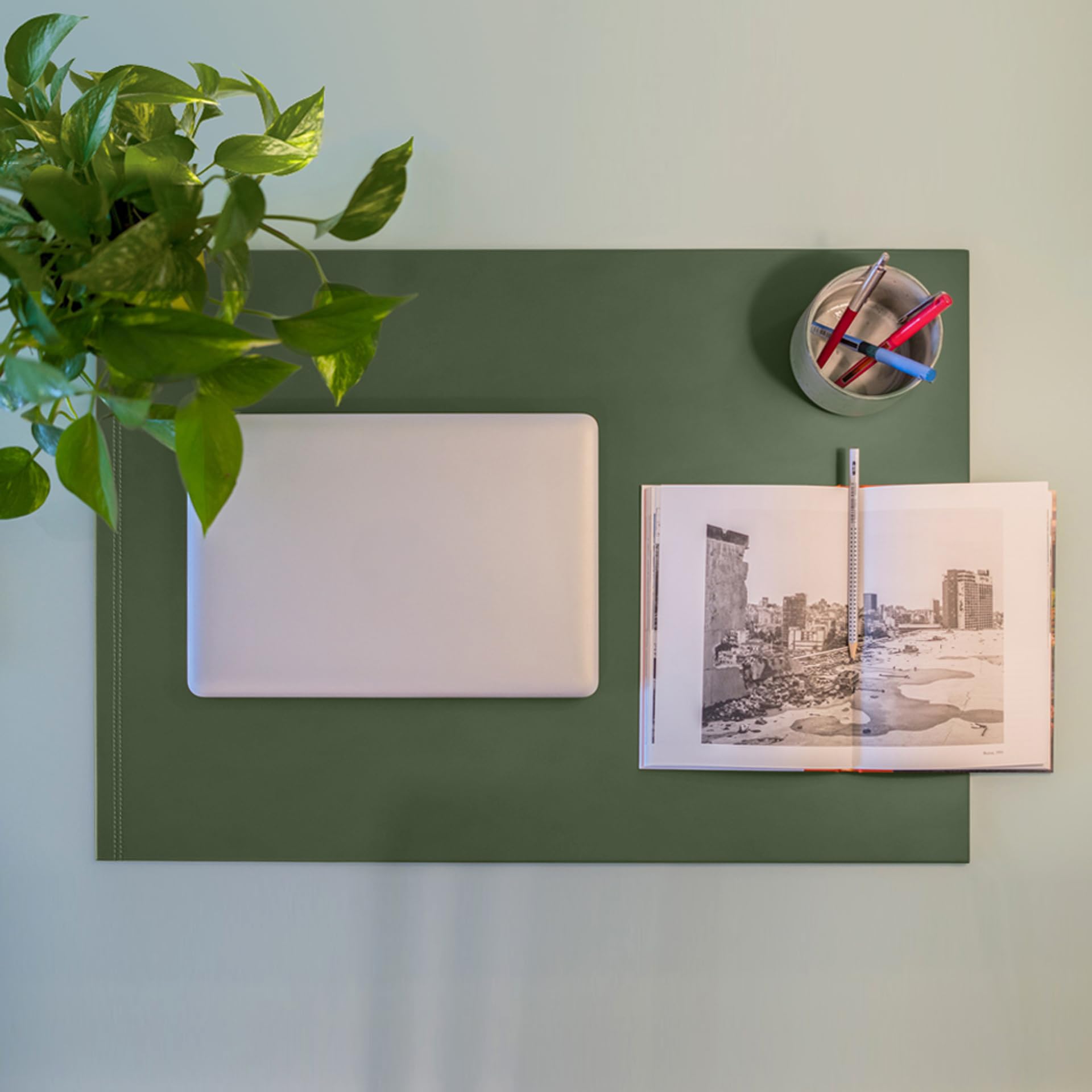 Eglooh - Clio - Sottomano Scrivania Ufficio in Cuoio Verde cm 90x60 - Resistente Struttura in Acciaio, Raffinate Cuciture Artigianali e Fondo Antiscivolo - Made in Italy