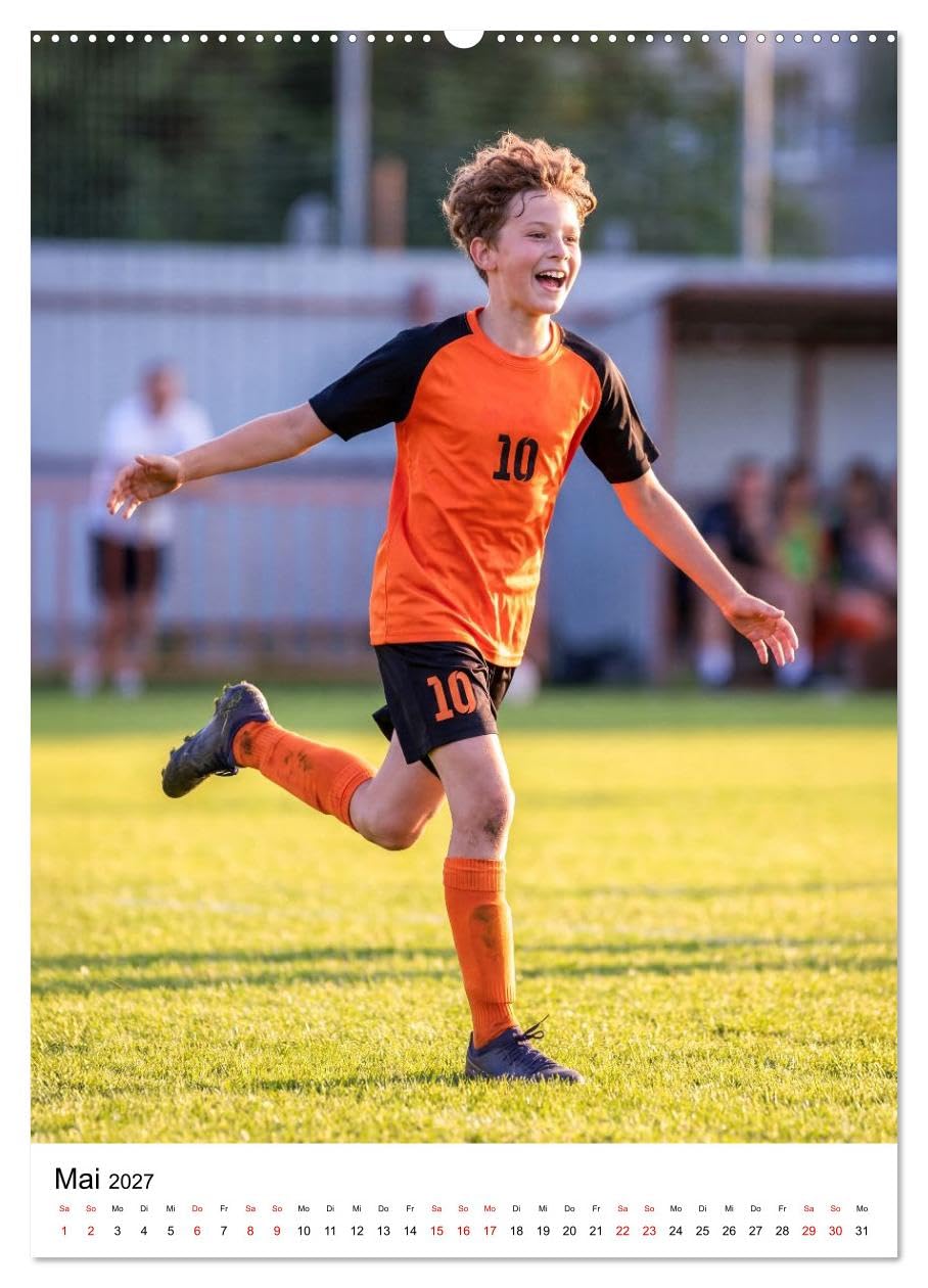 Am Ball Junior - Junge Kicker - Große Momente (Wandkalender 2027 DIN A2 hoch), CALVENDO Monatskalender: Junge Kicker, große Emotionen: Dynamische ... Sport der Welt lieben. (CALVENDO Sport)