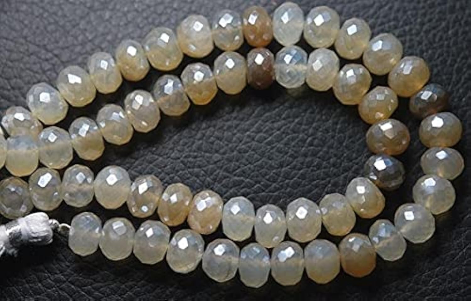 Calcédoine pamplemousse mystique, perles facettées pour des bijoux chargés d'émotion