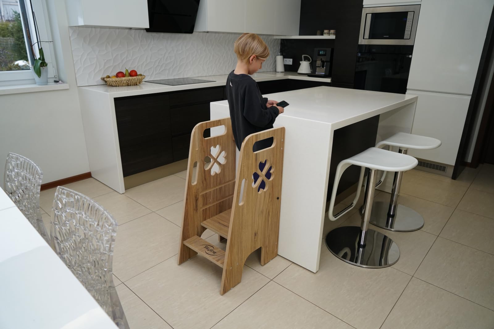 Skyline Steh Lernturm Baby ab 1 Jahr Montessori Learning Tower Höhenverstellbar Tritthocker Kinder Indoor Möbel Kinderzimmer Trittschemel Kitchen Helper Hochstuhl (Holzimitat mit Klee)
