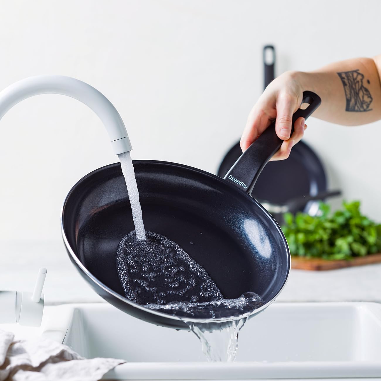 GreenPan Essence Lot de 2 Poêles 24 cm et 28 cm, Céramique Antiadhésive Thermolon™ Renforcée aux Diamants, Sans PFAS, Induction, Lave-vaisselle, Four jusqu'à 160°C, Noir