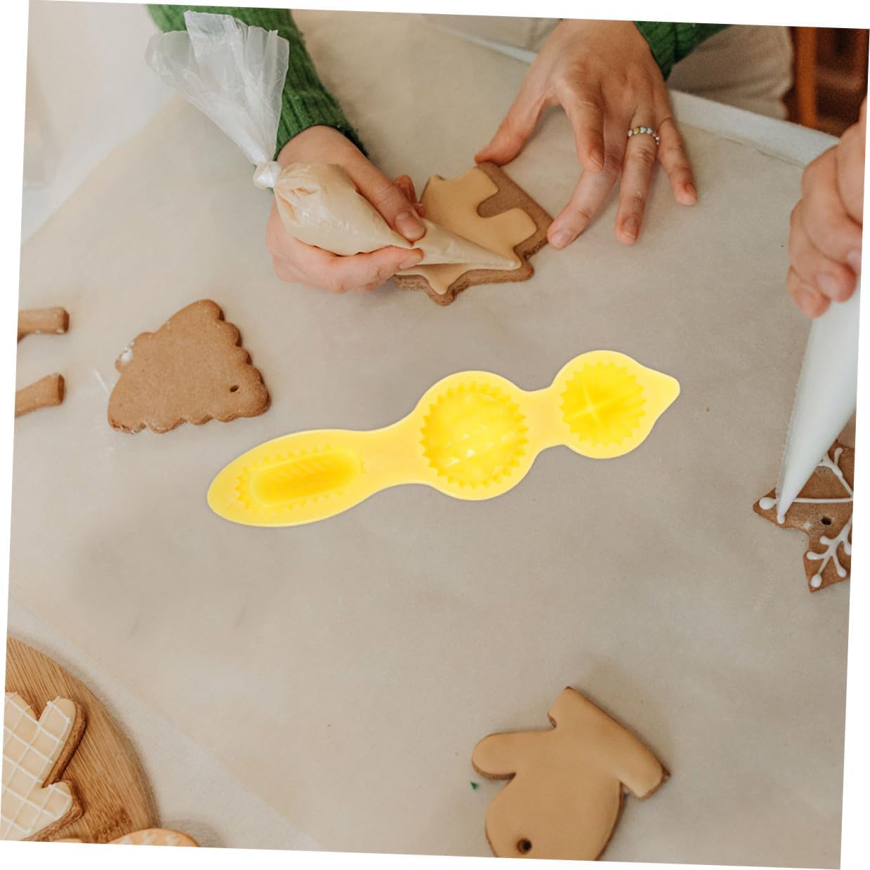 2pcs Cookie Mold Set Yellow ABS for DIY Baking Easy Demould