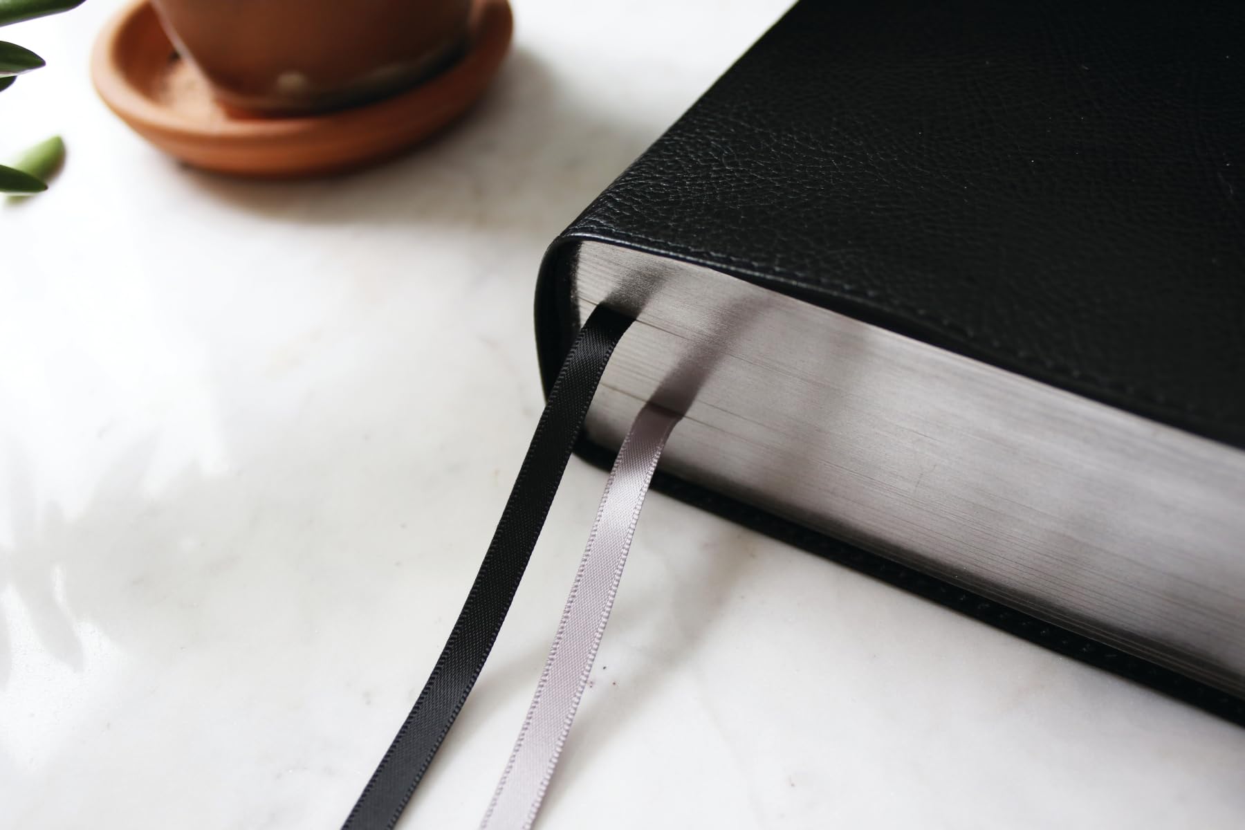 NIV Application Bible, European Bonded Leather, Black, Red Letter, Comfort Print: Bringing the Ancient Message of the Bible into Your World (NIV Application Commentary Resources)