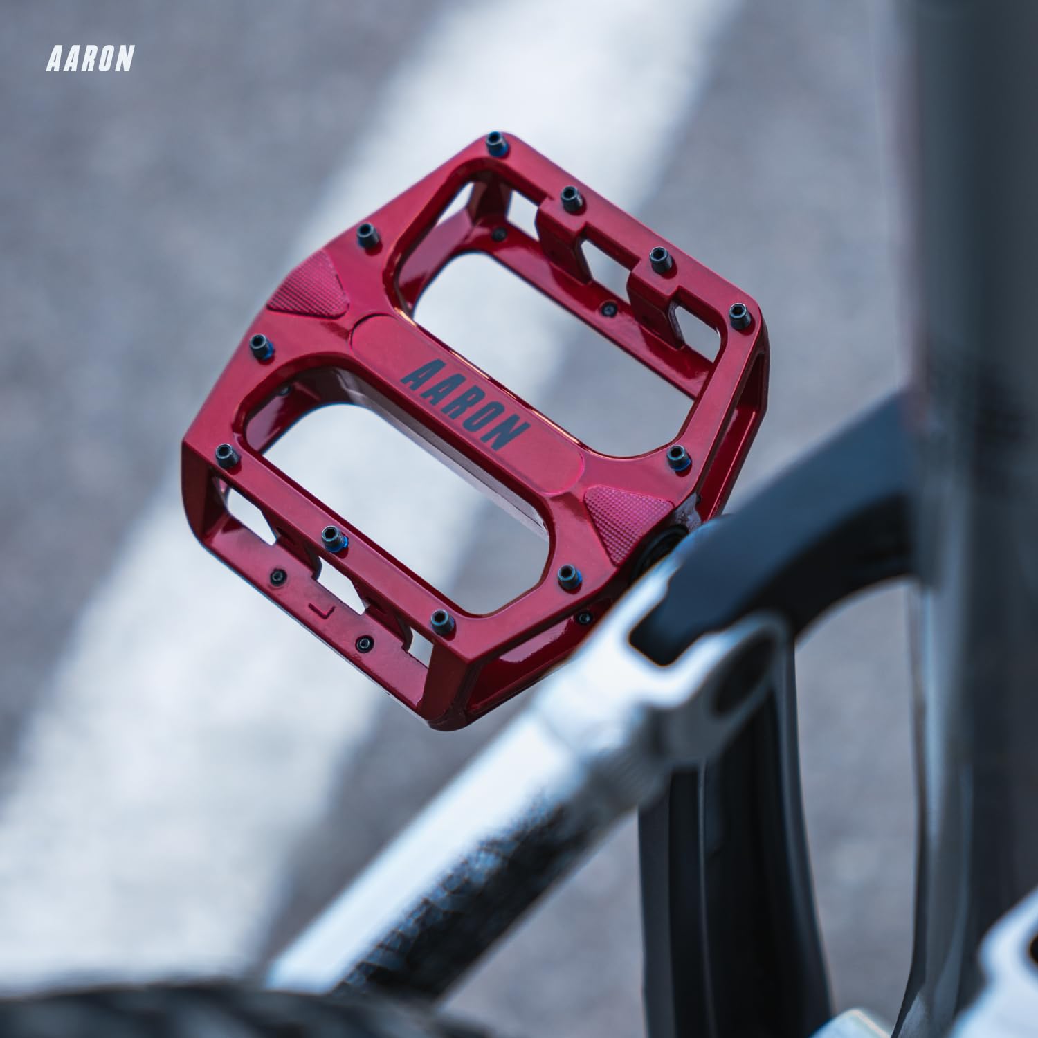 AARON Rock - Pedali Mountain Bike in Alluminio con Cuscinetti a Sfera sigillati - Antiscivolo con Piedini sostituibili - Superficie a Piattaforma per Bici elettrica, MTB, da Trekking, ECC.