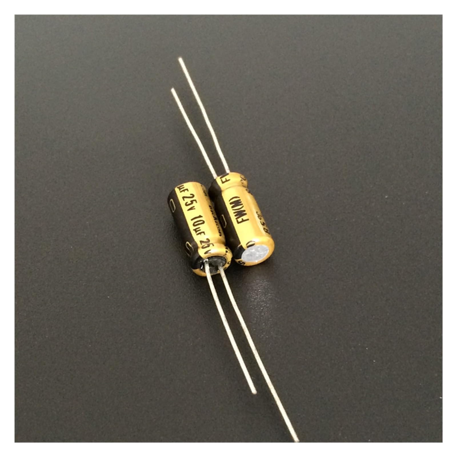 Condensateur 10uF 25V FW série audio aluminium contre les grésillements de vos enceintes