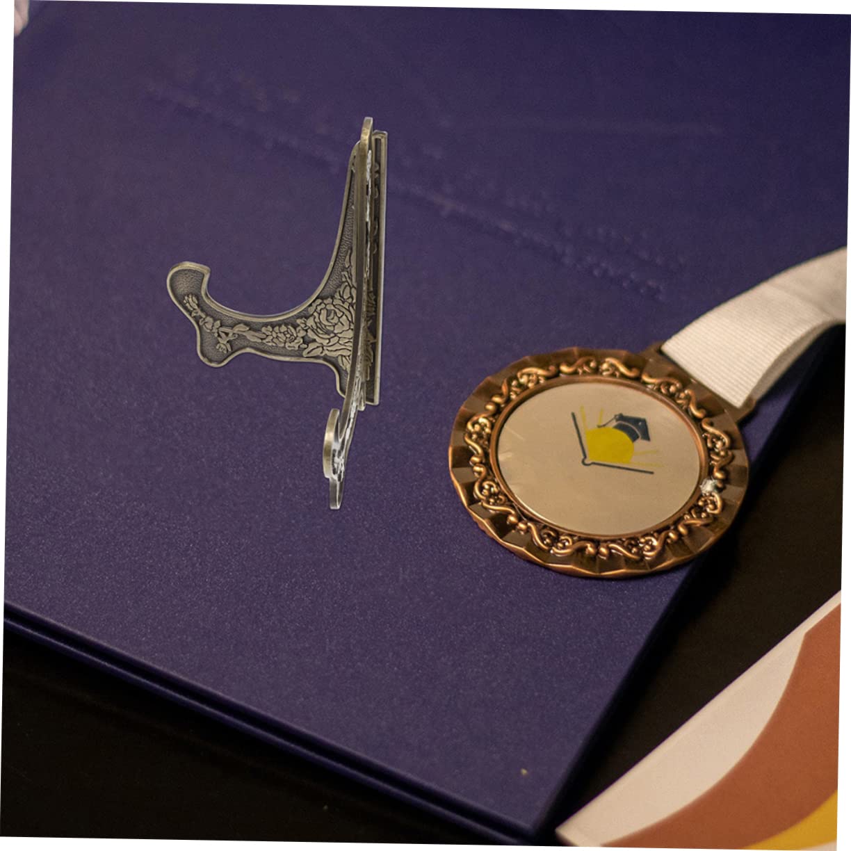 BESPORTBLE 2 Stück Medaillenhalter Bildhalter Ornament-Ausstellungsständer Bilderrahmen-Halter Ständer Praktischer Plattenhalter Laufender Medaillenaufhänger