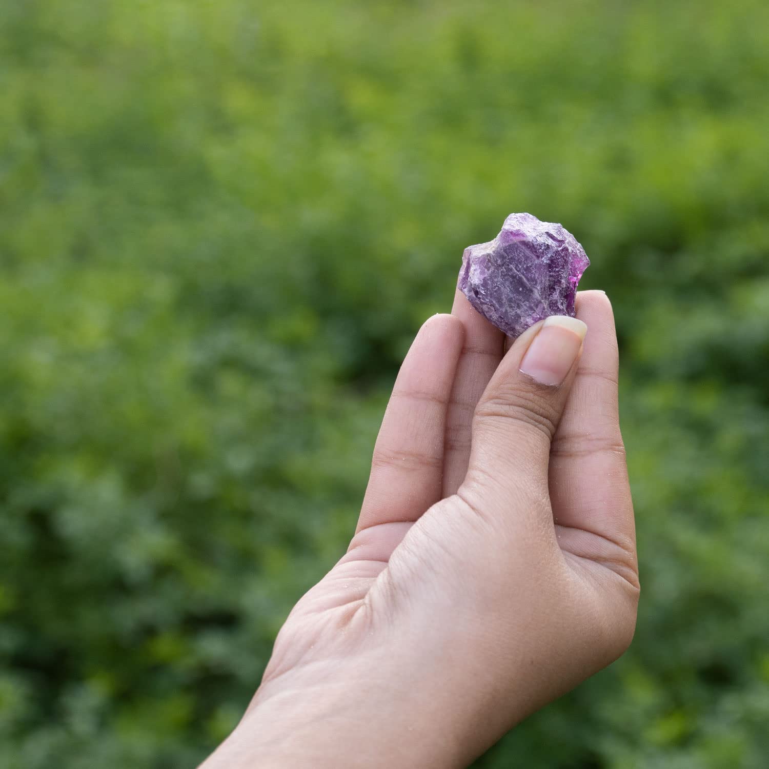 ABHISUBYA Amethyst Crystals - Vase Filler - Crystals and Stones - Unpolished Gemstones - Raw Crystals - Rocks for Tumbling - Bag of Amethyst Crystals - Metaphysical Gifts - Fish Tank Aquarium Rocks