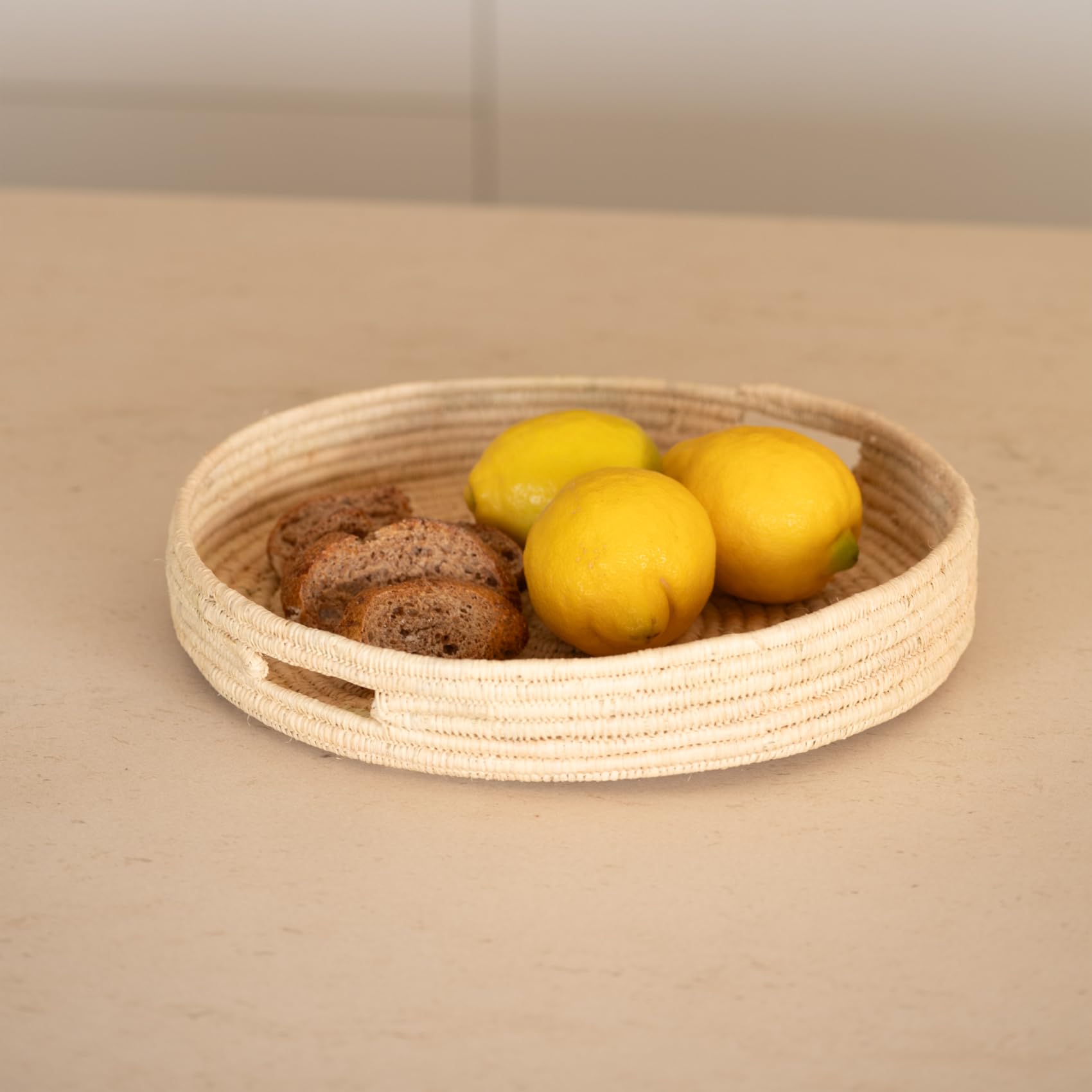 Home Maison - Plateau Rond en Osier Naturel avec Anses - Accessoires Déco - Tressage Fin - Service Repas, Petit Déjeuner, Thé, Café - 32 x 6 cm - Naturel