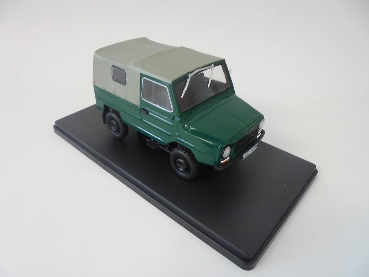 OPO 10 - Collectible Miniature car 1/24 Compatible with Luaz 969 M (1979) VQR40