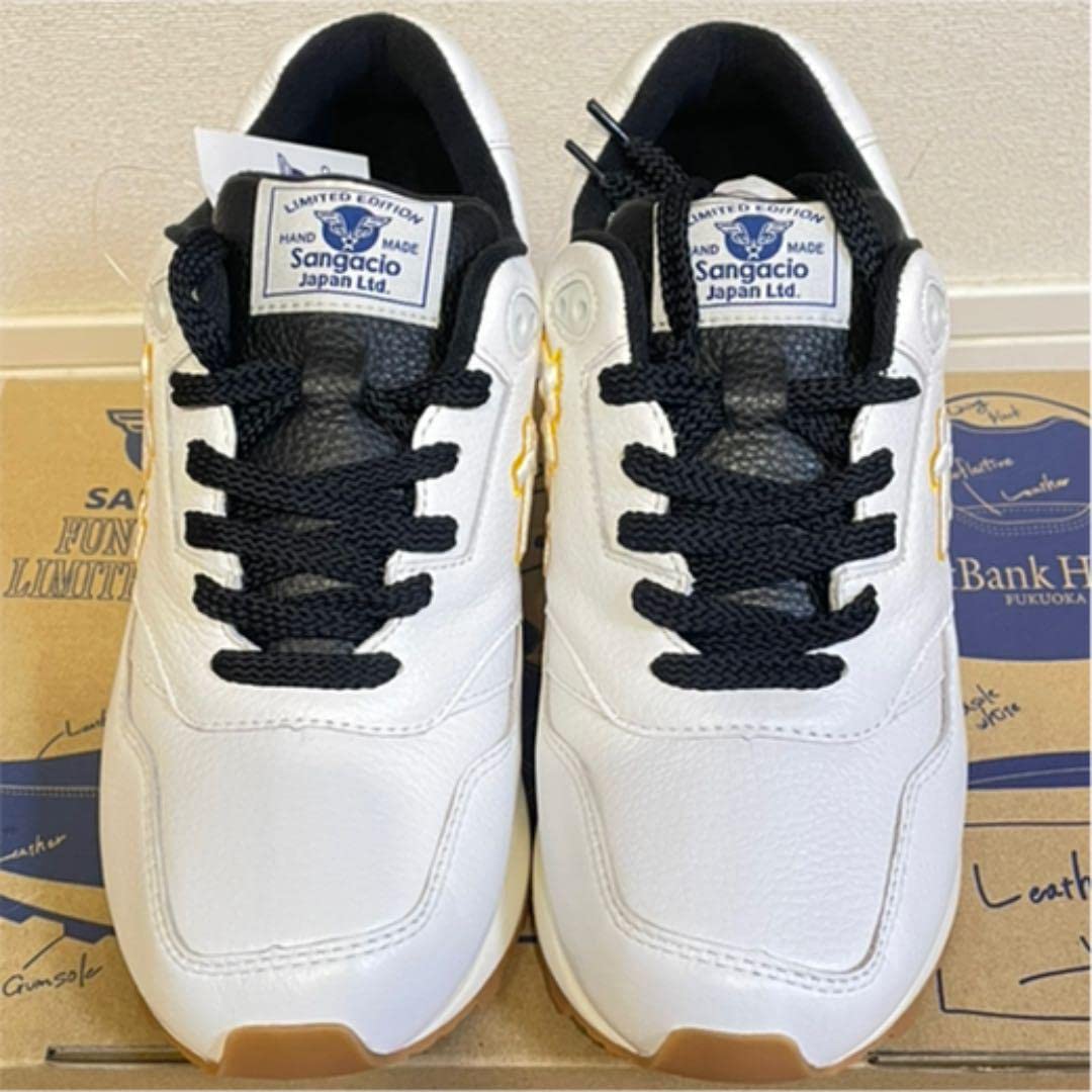 福岡ソフトバンクホークス限定のスニーカーです。 公式】福岡ソフトバンクホークス✨限定コラボ❗️抽選で先行販売を開始