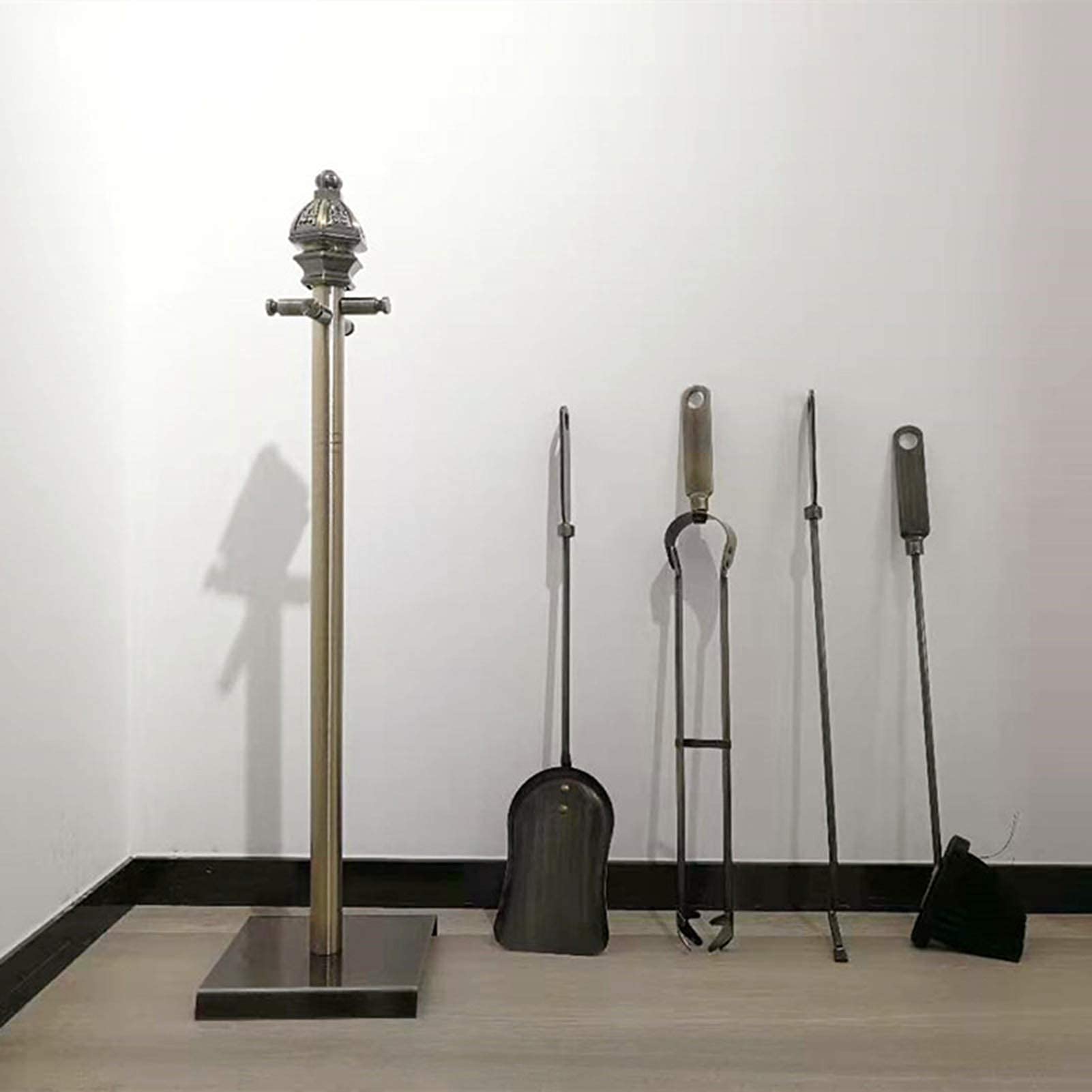 Set di Attrezzi per caminetto da 5 Pezzi, Supporto per Kit di Decorazione per caminetto, Set di Utensili per pinze per Pala, Poker, spazzole con Supporto di Base Resistente, Altezza 28"